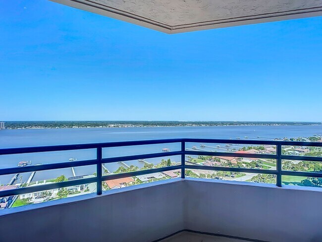 Building Photo - Stunning Penthouse Rental with Intracoasta...