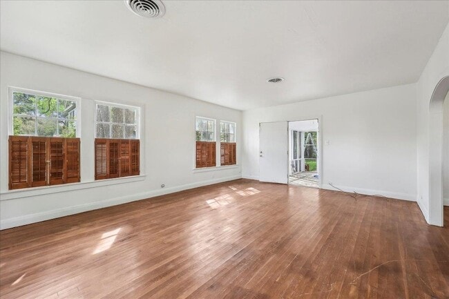 Building Photo - 2565 Harrison Ave