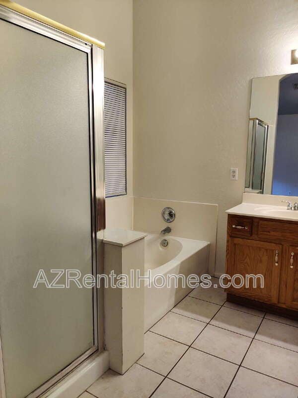 Building Photo - 493 E Cantebria Dr