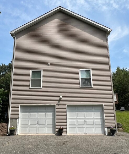 Garages - 237 Green Ave