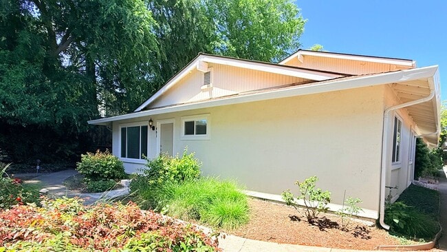 Building Photo - NEWLY RENOVATED---- 2BD/1BA, End Unit TH in Twin Creeks Garden, San Ramon- Available Now!