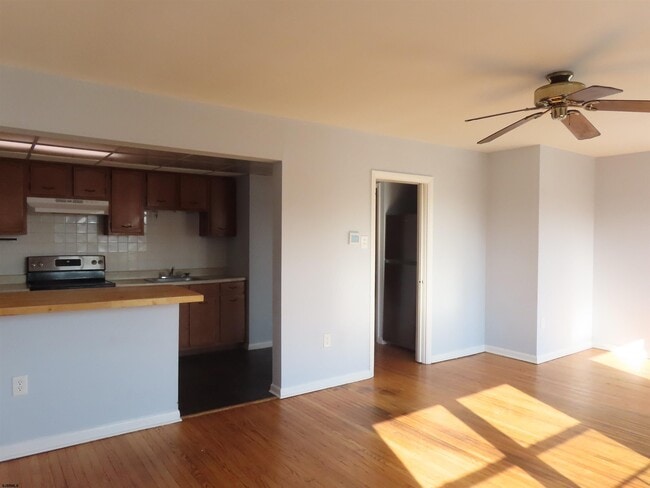 Building Photo - 139 N Dorset Ave