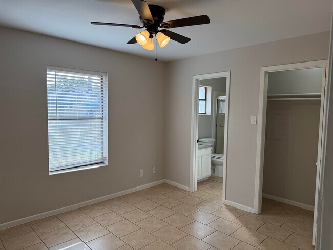 Building Photo - 5816 Longoria Loop