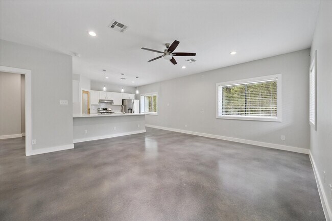 Building Photo - 1425 Oak Hollow Dr