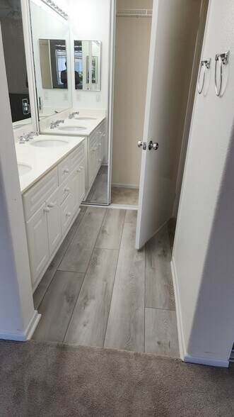 Building Photo - 10786 Sabre Hill Dr