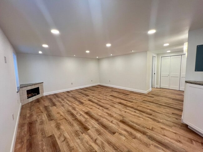 Building Photo - Private Waterfront Apartment