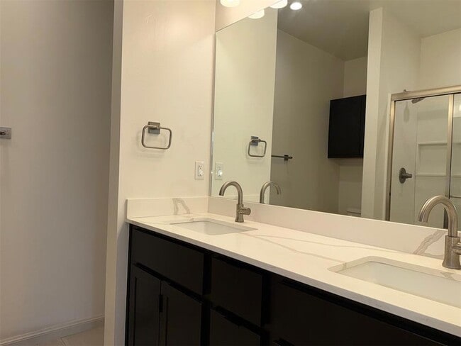 Building Photo - 575 S Fretz Ave