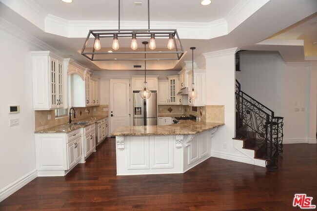 Building Photo - 2005 Robinson St