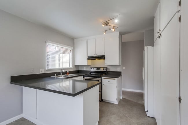 Building Photo - Spacious 3 Bedroom Condo Available for Move In May 1st