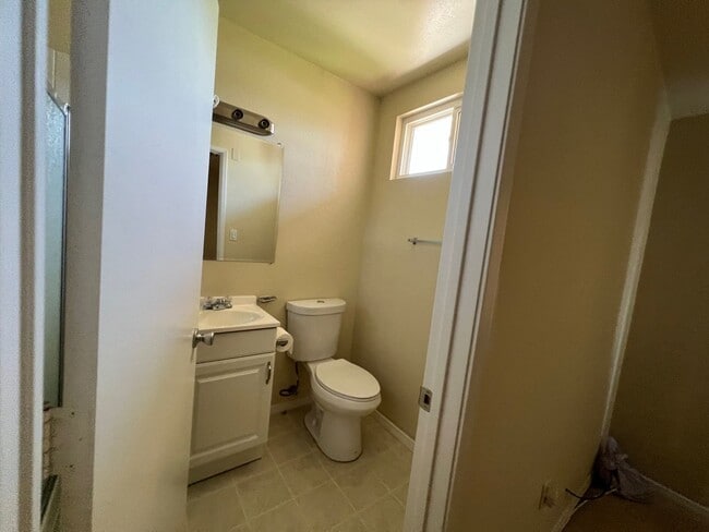 Building Photo - 3 Bedroom 2 Bath Well Kept Traditional Hom...