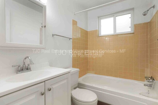 Building Photo - 1138 Corona St