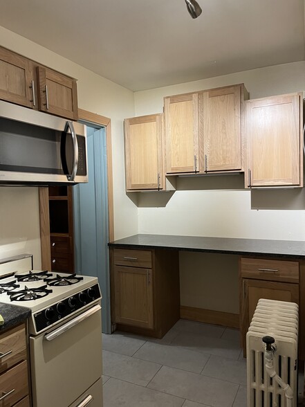 Granite built in desk or buffet in kitchen - 1314 Williamson St