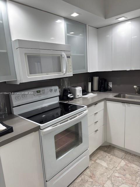 Building Photo - 3625 N Country Club Dr