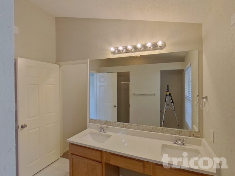 Building Photo - 2628 Dahlia Dr