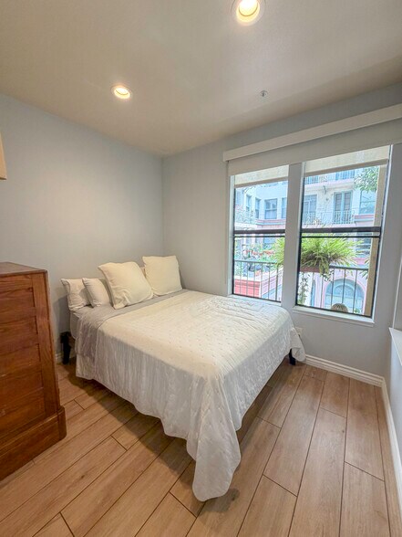 Building Photo - 425 E Ocean Blvd