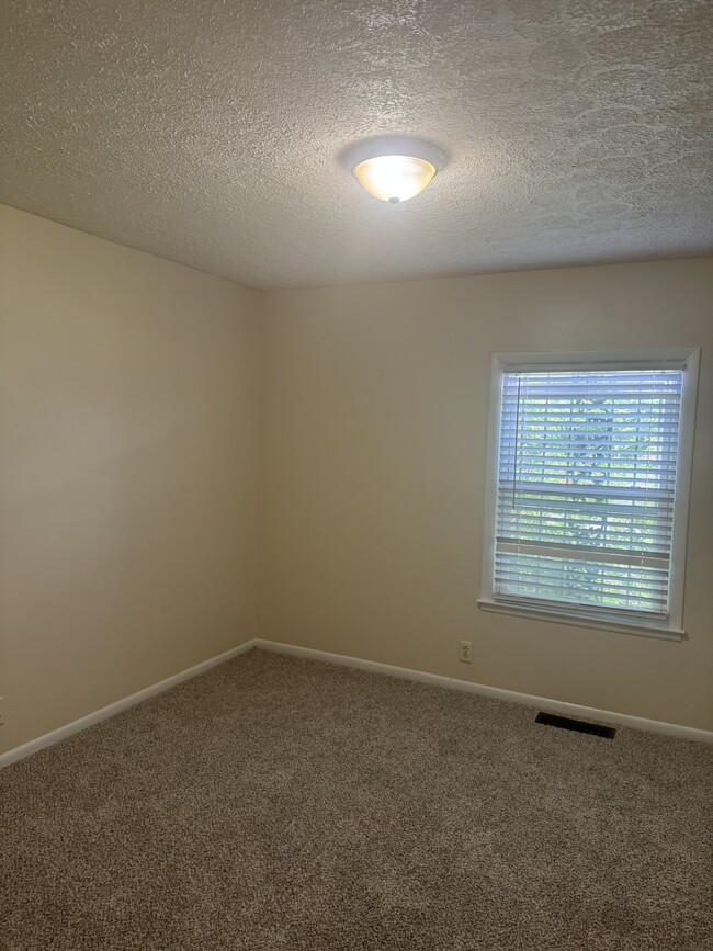 Building Photo - 3004 Lytle Dr