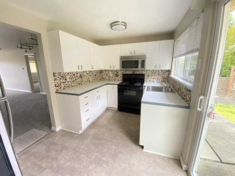 Spacious kitchen - 714 1st St S