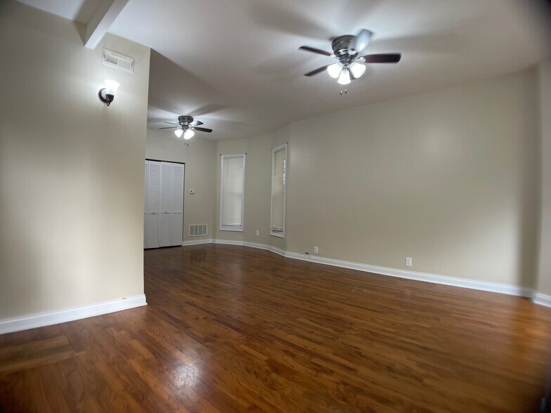 Building Photo - 3572 W Dickens Ave