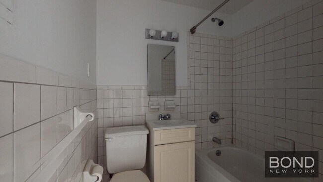Building Photo - 324 E 83rd St