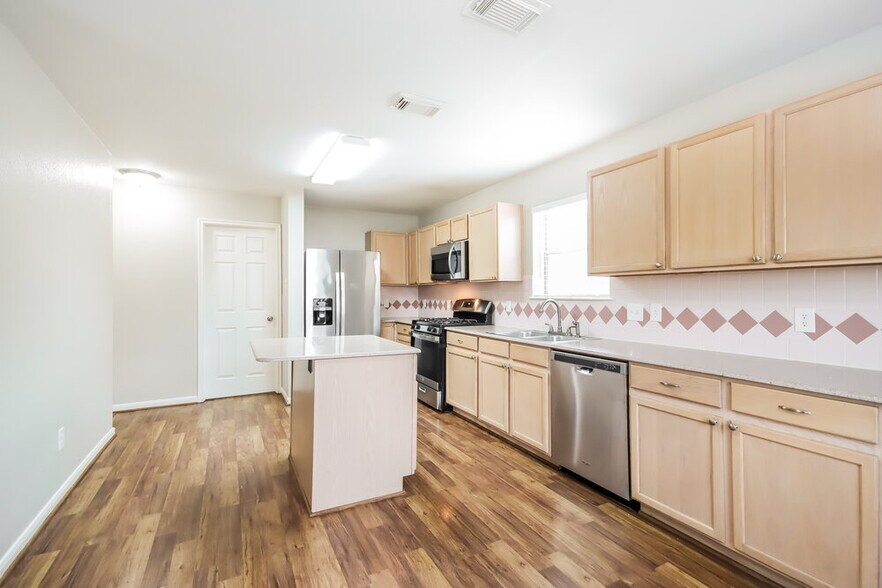 Building Photo - 8119 Stagewood Dr