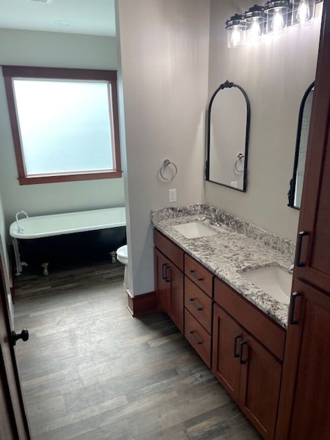 Building Photo - Remodeled 5 Bedroom Home in Foley!