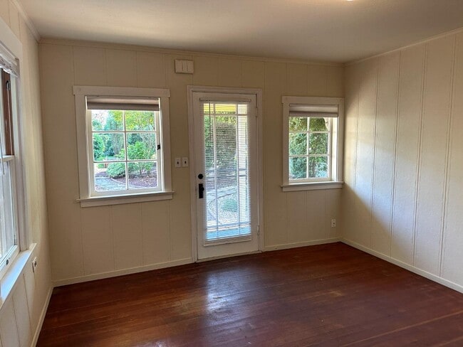 Building Photo - 204 Caldwell Ave