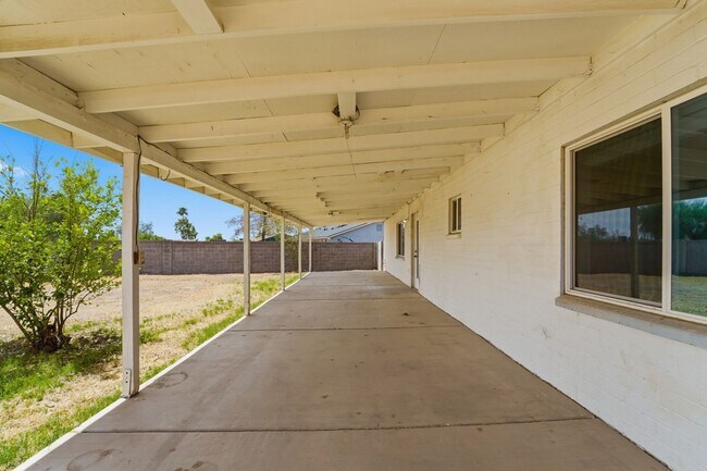Building Photo - Discover this beautifully renovated 3-bedroom, 2-bath home in Mesa, AZ!