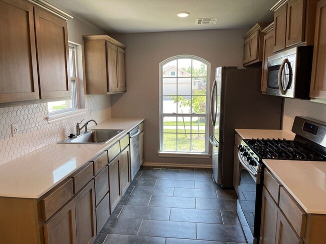 Building Photo - Mustang Schools! 3 bed 2 bath in Yukon! Built in 2020, Beautiful finishes and fenced backyard.