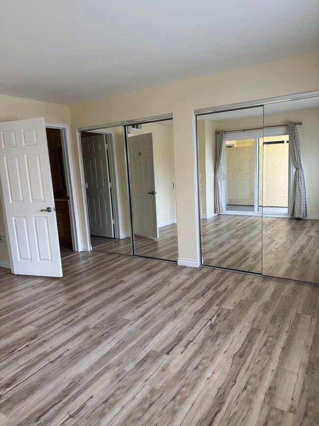 Building Photo - Long Term Unfurnished Condo - Block from Beach