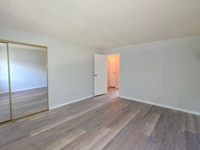 Building Photo - Great 3 Bedroom Townhouse In Aurora!