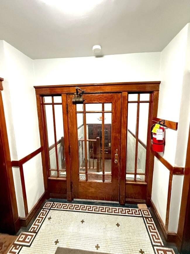 Building Photo - 1343 W Rosedale Ave