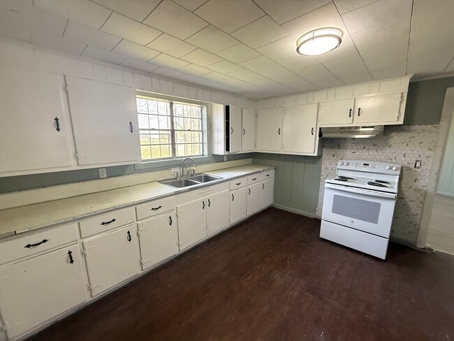 Building Photo - Renovated 5 Bedroom 2 Bath Home for Rent!