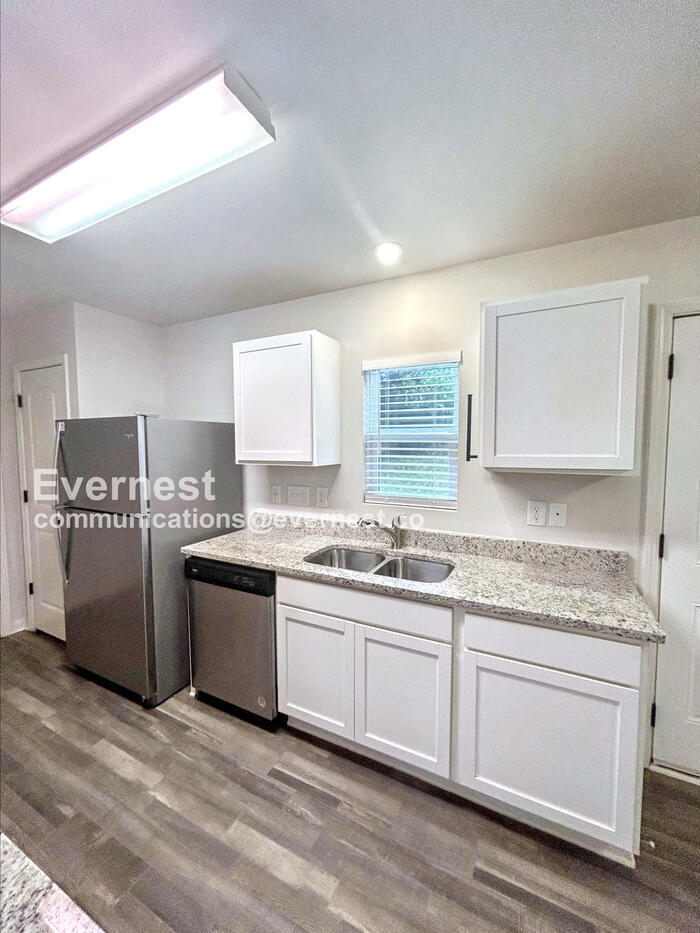 Building Photo - 1600 Sandersted Village Cir