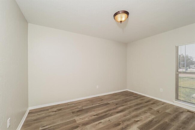 Building Photo - 10404 Regent St