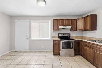 Building Photo - 1621 Line Cir