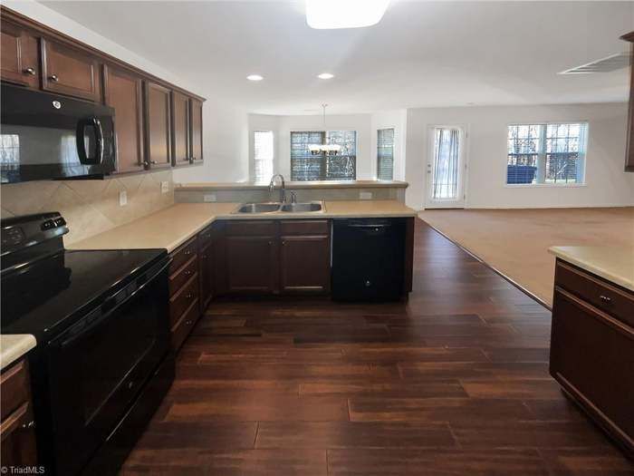 Building Photo - 2102 Longburn Dr