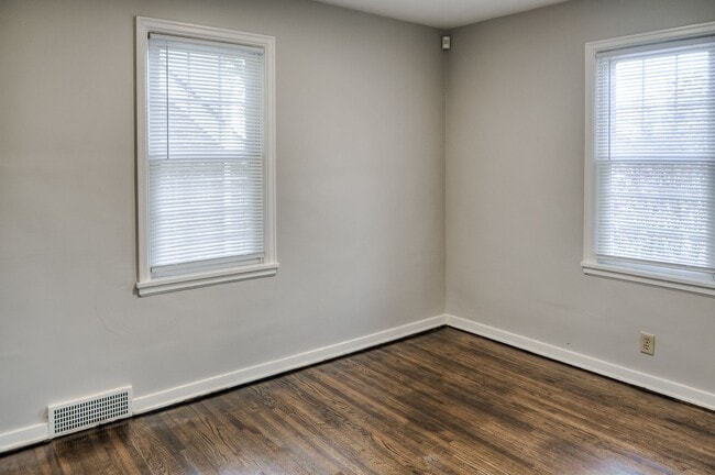 Building Photo - Aksarben Beauty