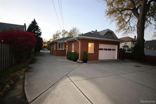 Building Photo - 734 N Monroe St