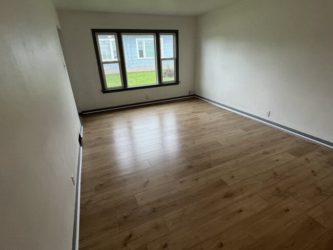 Building Photo - 412-412 N Lake St