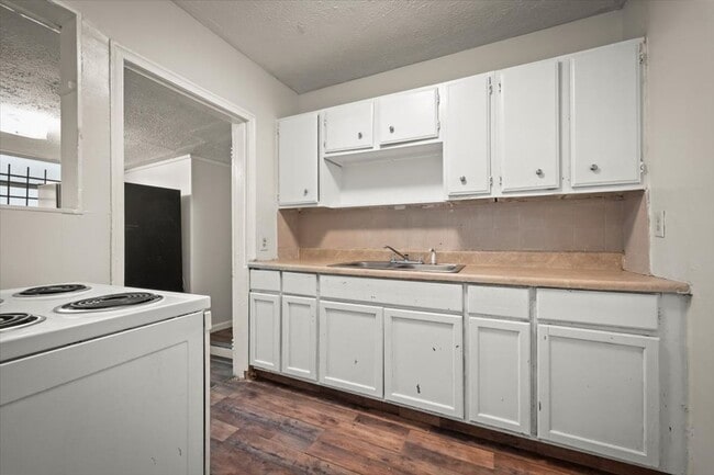 Building Photo - 1066 W 13th St