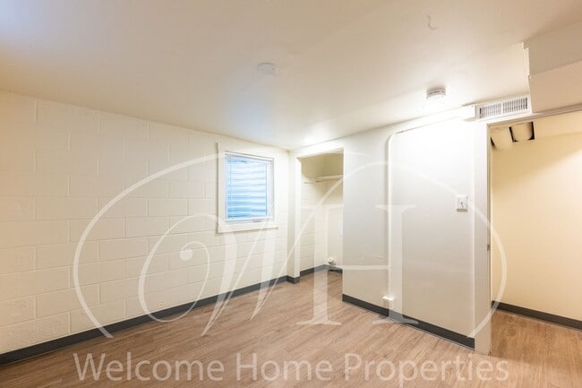 Building Photo - 427 E Pine St