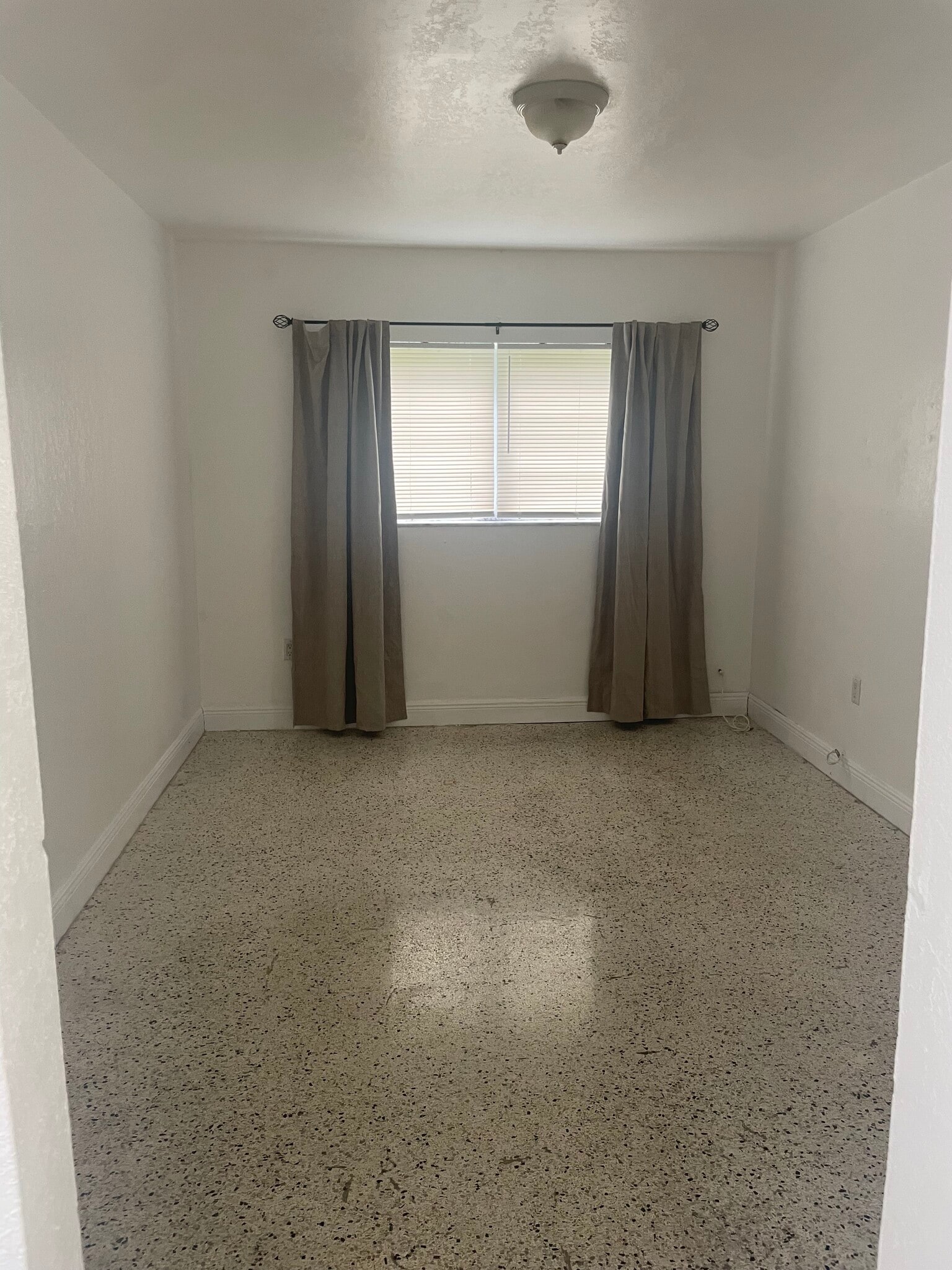 Badroom - 665 NE 83rd Ter
