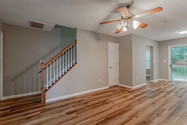 Building Photo - Bedroom on Main, Riverside Schools, Fenced...