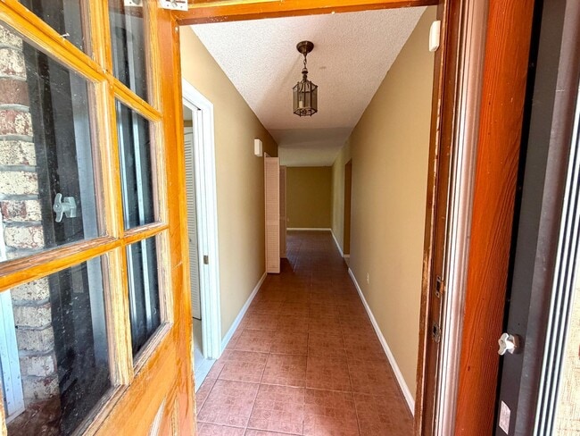Building Photo - 1235 Rowayton Cir