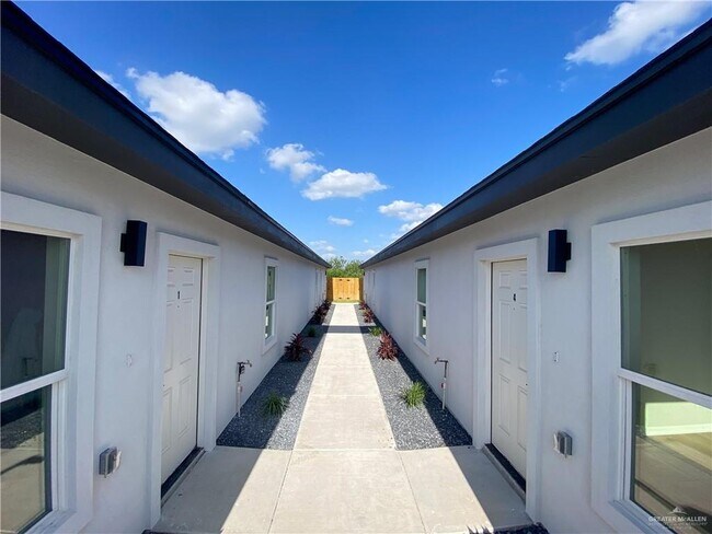 Building Photo - 3104 S Links Dr