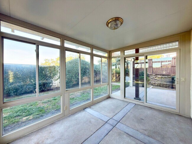 Building Photo - Spacious Home with Expansive Loft!