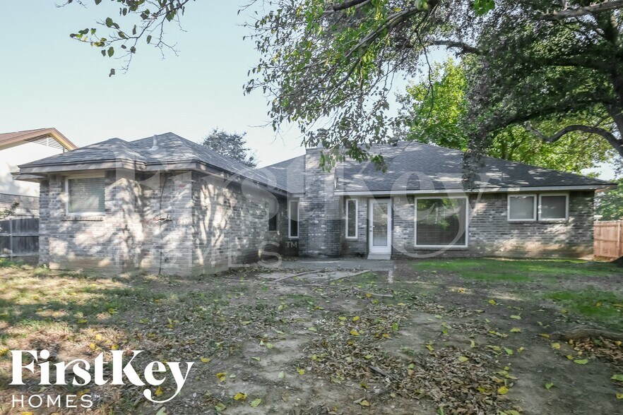 Building Photo - 2104 Homecraft Dr