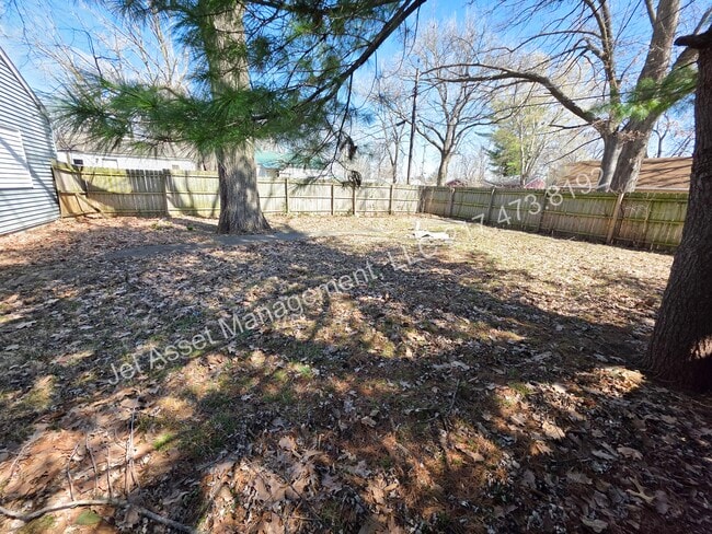 Building Photo - 3 bed, 1.5 baths, 2 car garage, fenced yard!