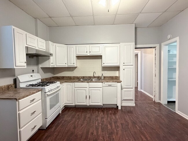 Building Photo - 3300 S Ashland Ave