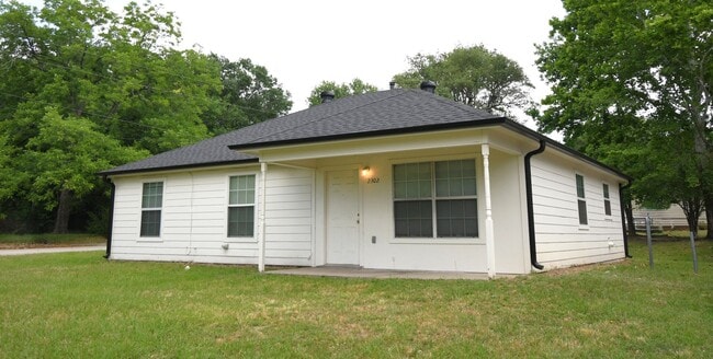 Building Photo - Move-In Ready, Beautifully Updated 3BR/2BA Home, HUD Accepted